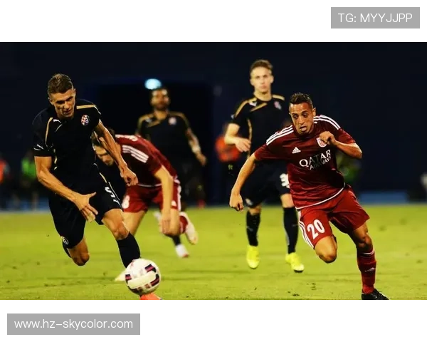 足球明星女友亲临赛场助阵激情四溢引发媒体热议与球迷关注