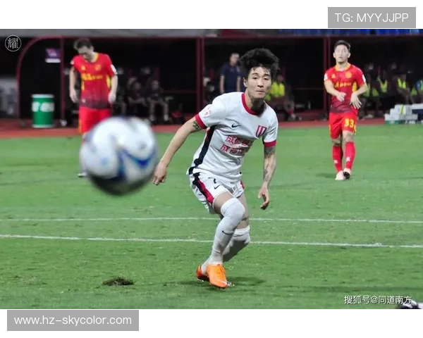 足球明星在训练中射门20球展现超强技巧与精准度引发球迷热议